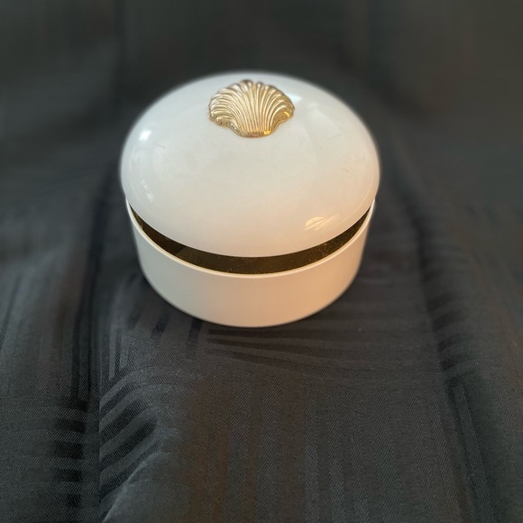 Vintage empty 1980’s Estée Lauder White Linen perfume body powder container. - Picture 5 of 5